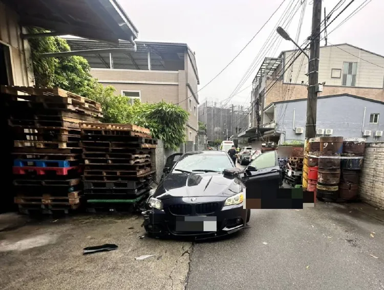 查緝勤務時，涉案男子突然駕車朝員警衝撞。翻攝畫面