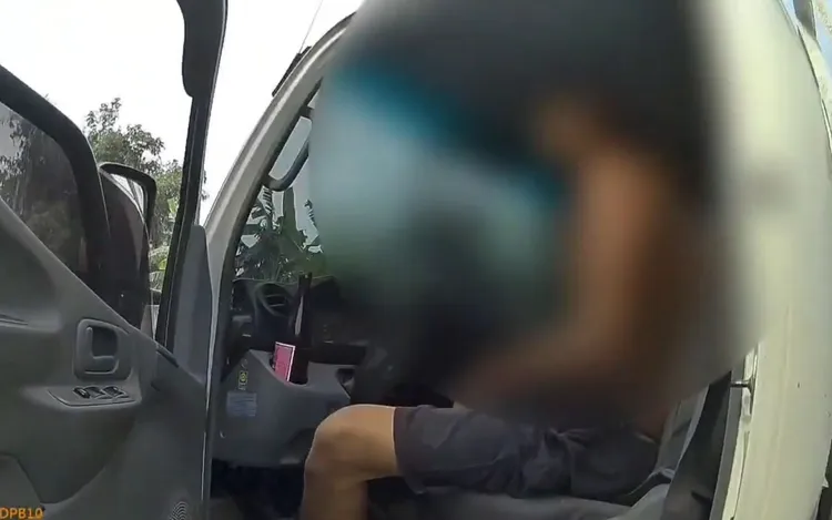 警方攔下小貨車駕駛。翻攝畫面