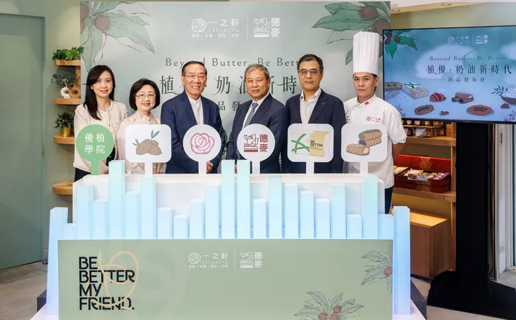 一之軒烘焙永續長廖珮綺(左起)、副董事長郭香蘭、董事長廖明堅、德麥食品總經理吳文欽、乳品事業部副總經理呂榮轉、一之軒烘焙行政暨研發主廚張世彬。業者提供