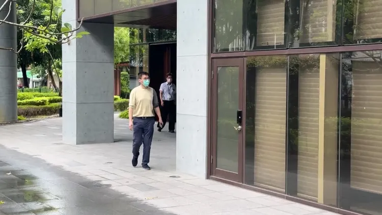 趙建銘從側門進入診所，未理會媒體喊話。翻攝畫面