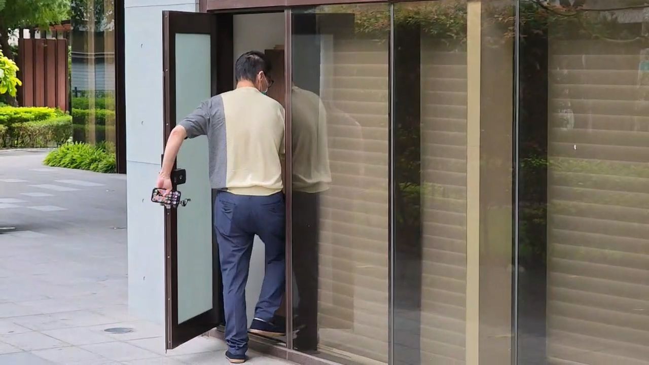 帶女大生明天出國?未理會媒體 趙建銘短暫現身從側門溜進診所