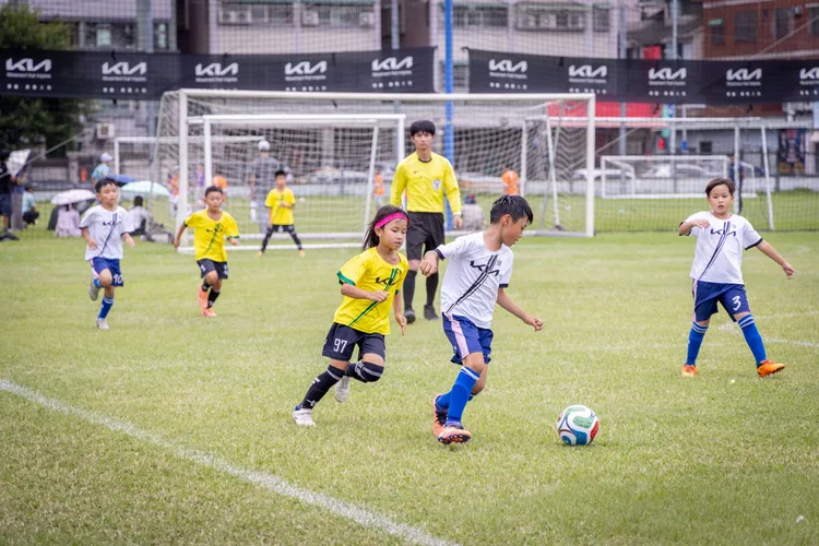 在「2026 Kia Kid’s Cup小小世界盃」的活動現場，小球員們在綠茵球場上全力奔跑、傳球與射門，場邊則有家長及親友熱情加油，現場洋溢活力與歡笑。業者提供
