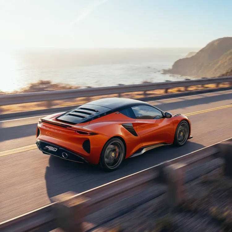 Lotus Emira 420 Sport搭載420匹馬力與500Nm最大扭力，搭配中置後驅設定及重新調校的底盤，行駛間展現靈敏的轉向反應與車身動態，進一步突顯Lotus一貫的操控特色。原廠照片