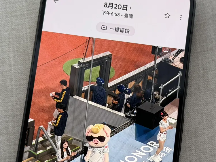 照片上方也會顯示為「一鍵抓拍」出來的，根據了解可以錄製2分鐘的影片，目前測試最多抓出5張照片。趙筱文攝