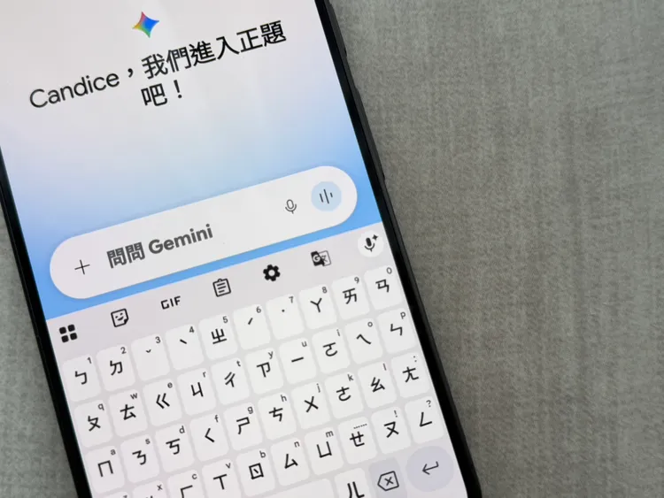 在輸入鍵盤上方會有一個AI符號的麥克風，就能快速啟動Gemini Intelligence的語音修正。趙筱文攝