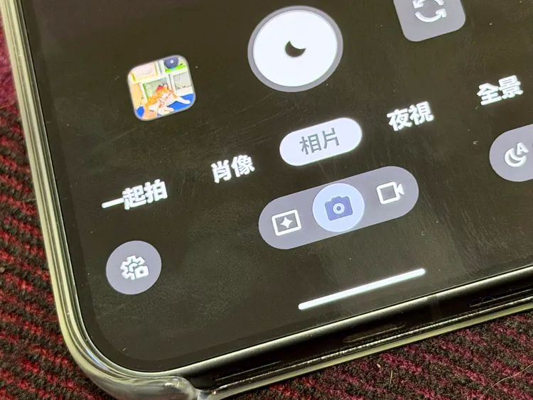 在相機快門旁有一個「一鍵抓拍」的選項，切換後就能直接啟動。趙筱文攝