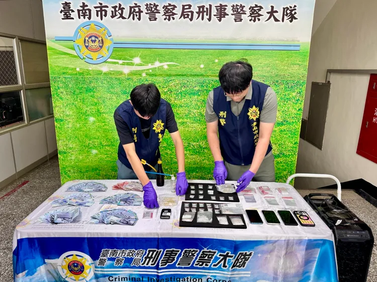 專案小組在他藏身處起出36小包，總重108公克的安非他命，以及其他相關贓證物，詢後依毒品罪送辦。民眾提供