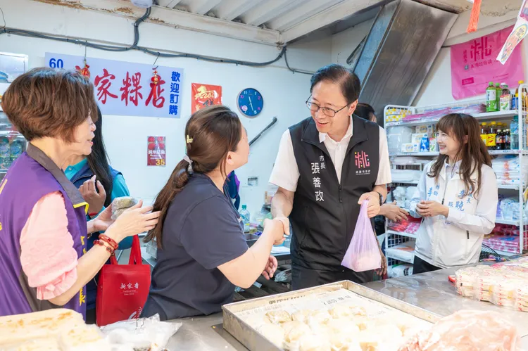 張善政出席南門市場應援祭活動。桃園市府提供