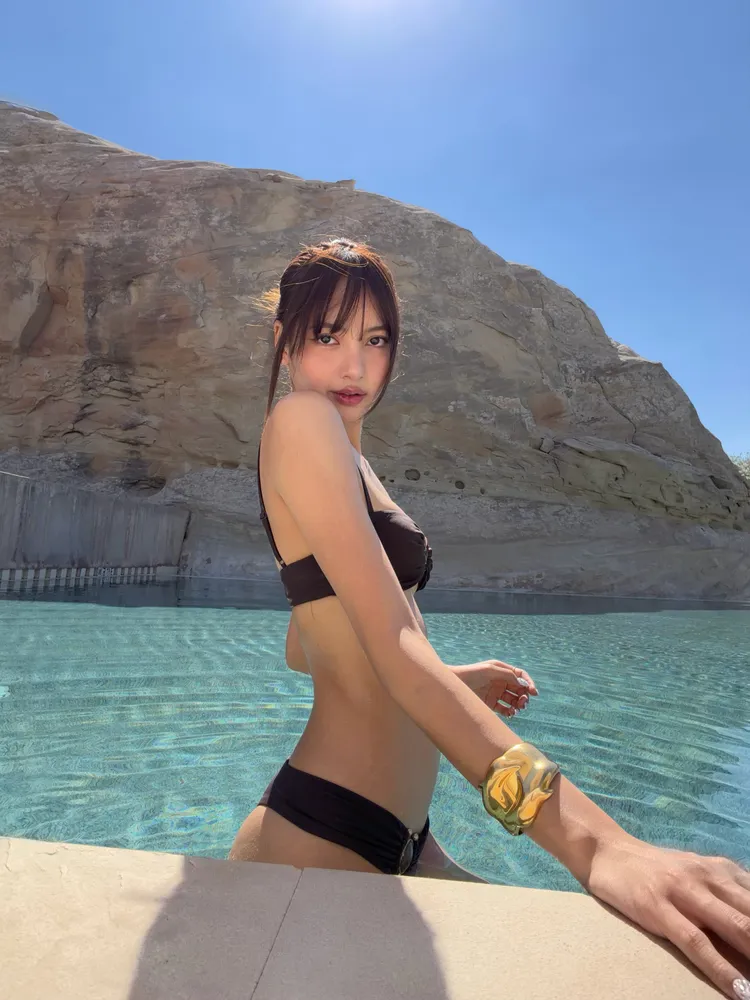 Lisa曬出在猶他度假的比基尼照。翻攝IG
