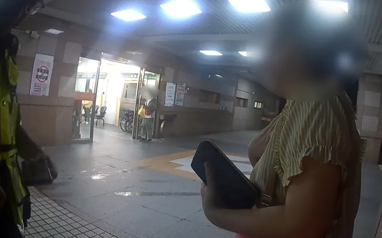 陳婦開車載著心臟不適的丈夫廖男，幸遇警方開車引導協助，順利趕抵醫院獲得救治。翻攝畫面