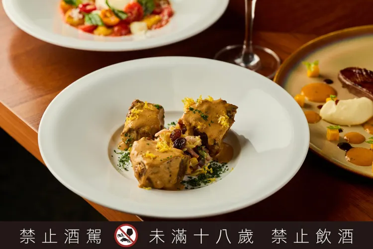 「＂倫巴底式＂白葡萄酒燉安格斯牛頰，夏季甜玉米米型麵」透過白酒與時令香草的搭配，重新演繹經典燉牛頰的夏季風貌。台北慕軒飯店，臻品之選提供