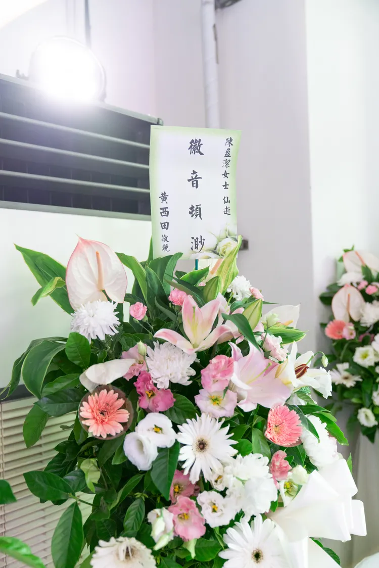黃西田送花追悼。單程旅行社提供