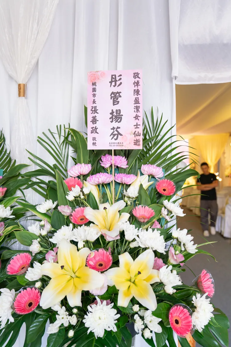 桃園市長張善政送花追悼。單程旅行社提供