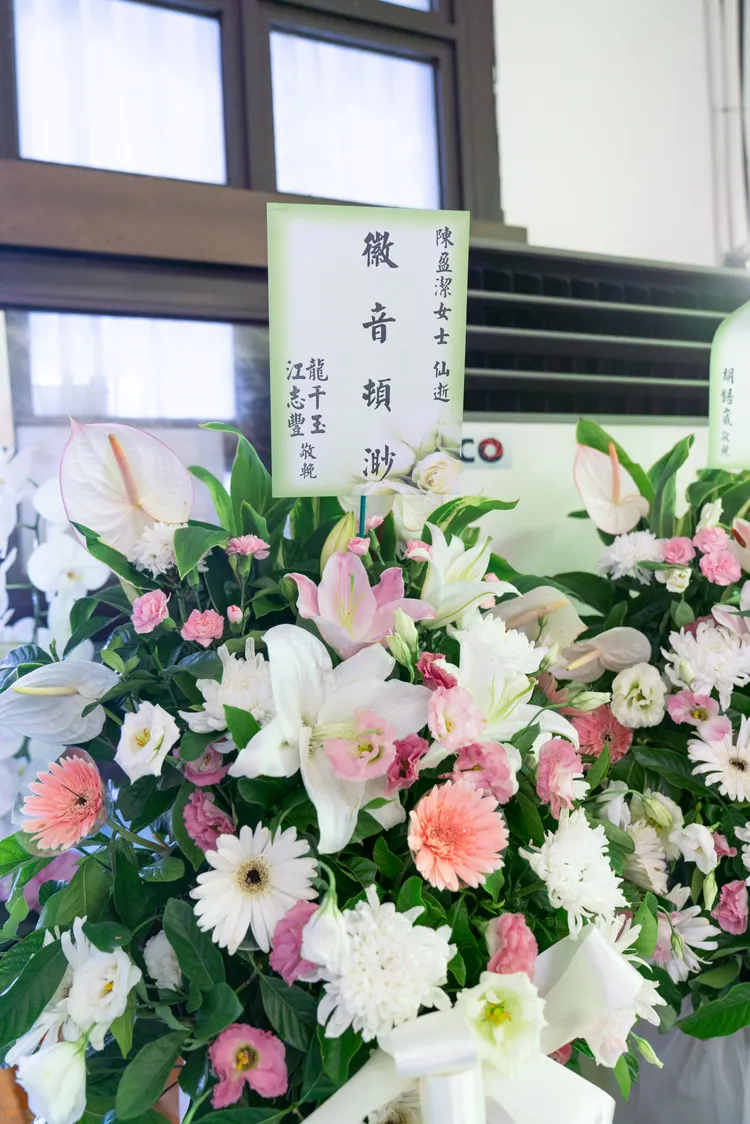 龍千玉與江志豐送花追悼。單程旅行社提供