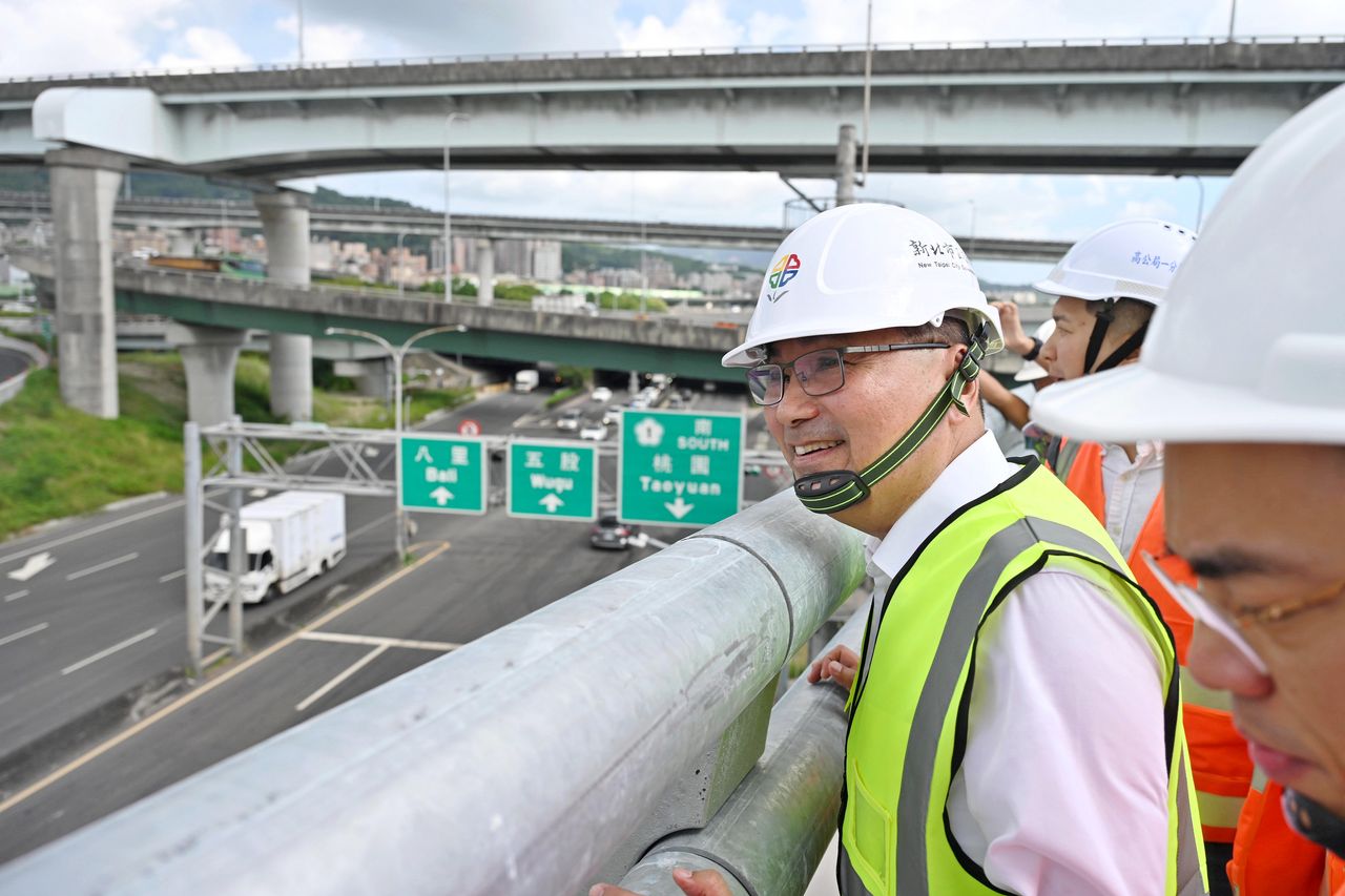 五股交流道北入高架拚10月通車! 侯友宜視察:台65上國1「15分鐘變3分鐘」