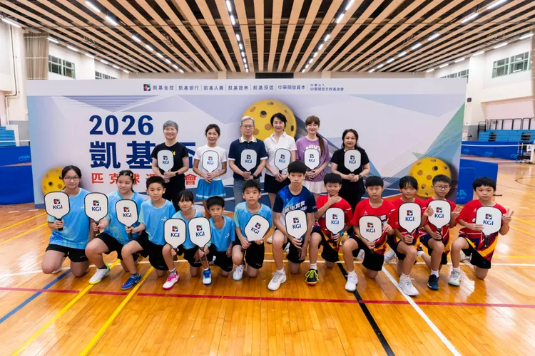 凱基高階主管與高雄鼓山國小、宜蘭公館國小學童配對雙打賽，跨世代合作。