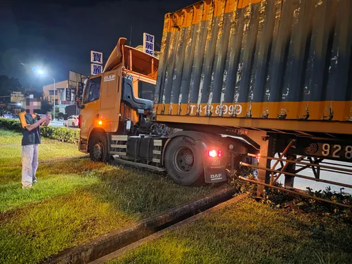物流車深夜自撞分隔島！酒測竟飆1.16　司機辯「只喝藥酒」下場慘了