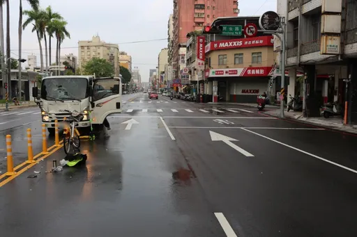UBike疑未兩段式左轉遭貨車撞擊　台中女騎士傷重不治
