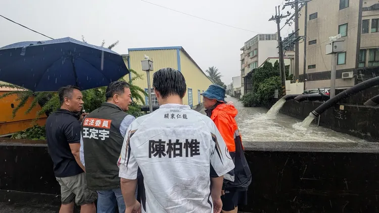 立委王定宇上午到三爺溪沿線視察災情。翻攝王定宇臉書