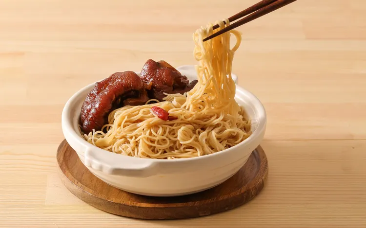 丰禾位愛吃台菜的爸爸準備限時好禮，內用消費滿額1500元就送豬腳麵線。王品集團提供