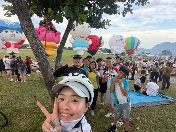蘆少陪9名少年「花東大種走」，順道參訪台東熱氣球，社工小鹿自拍團隊。社會局提供