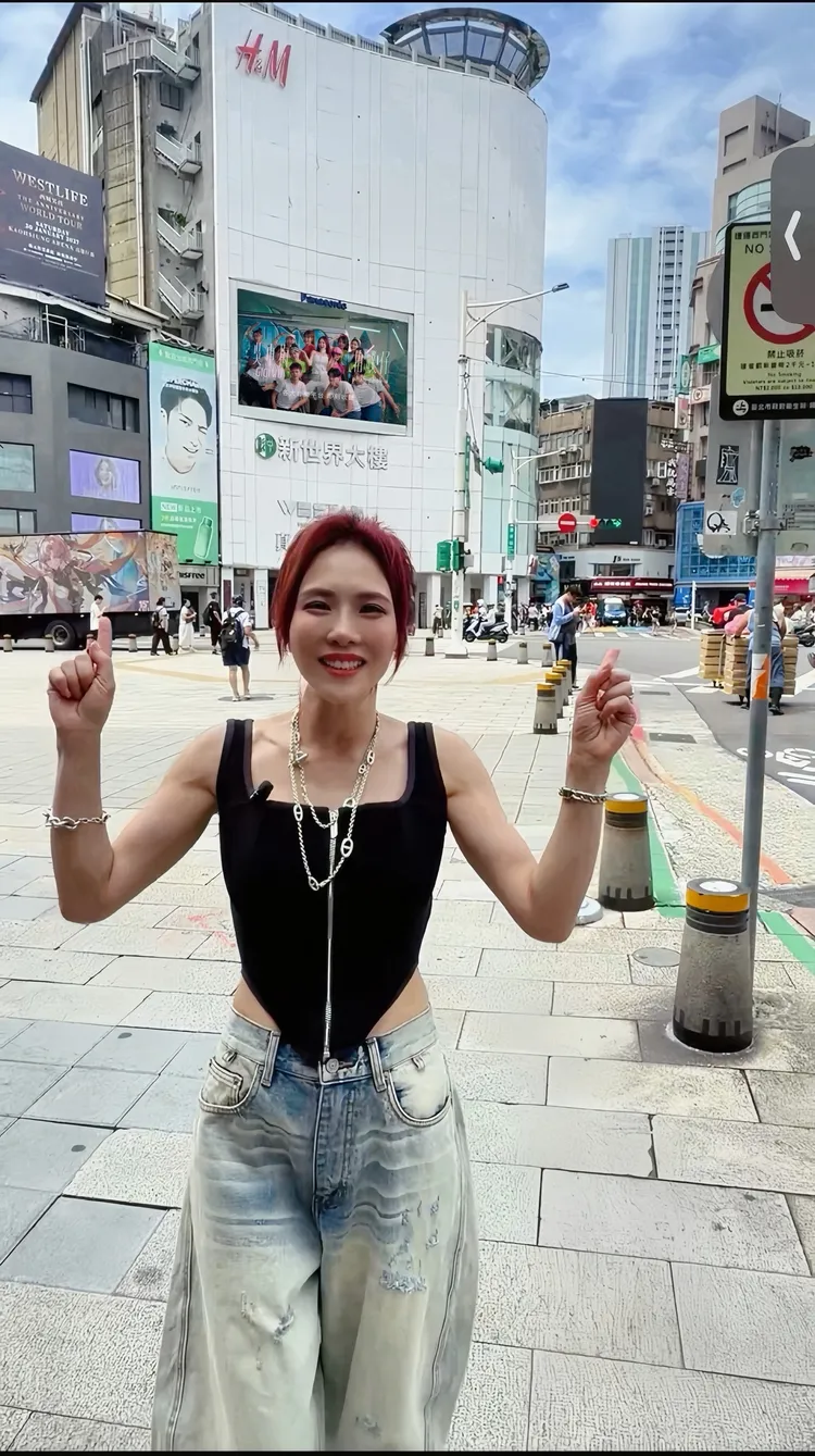 吳申梅跟大型電子看版合影。喜上梅梢娛樂提供