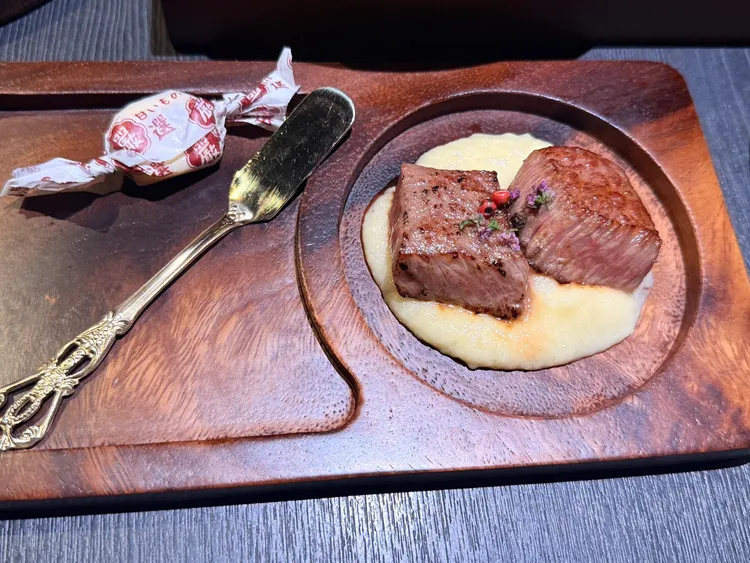 北海道佐呂間牛則搭配十勝鮮乳馬鈴薯泥及ÉCHIRÉ艾許奶油。陳揚盛攝