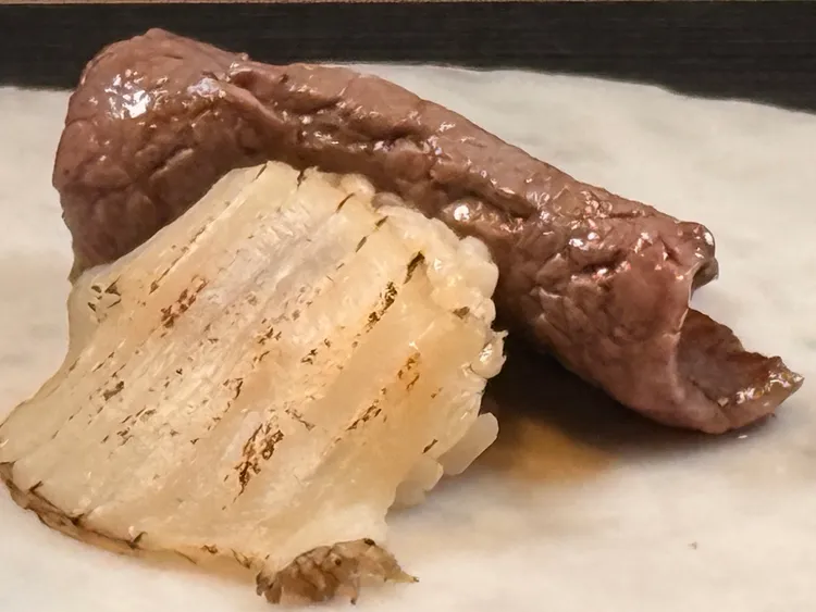 中部信州牛揭開序幕，結合南魚沼越光米與南非活鮑魚。陳揚盛攝
