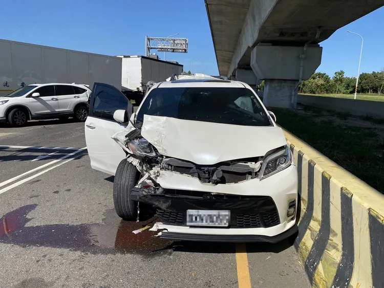 白色轎車慘遭大貨車碰撞擠壓，右半邊面目全非。翻攝畫面