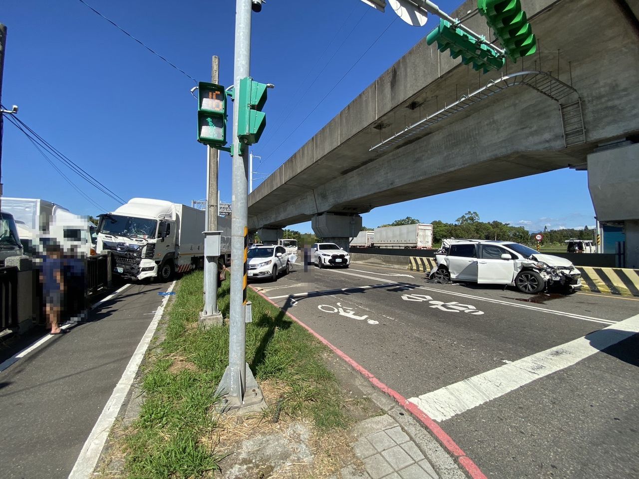 楊梅大貨車猛撞2轎車再衝破圍牆 消防急救4傷者