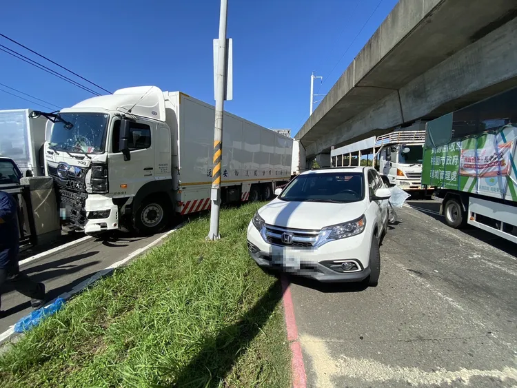 大貨車車頭撞進圍牆，整個凹陷，駕駛奇蹟未受傷。翻攝畫面