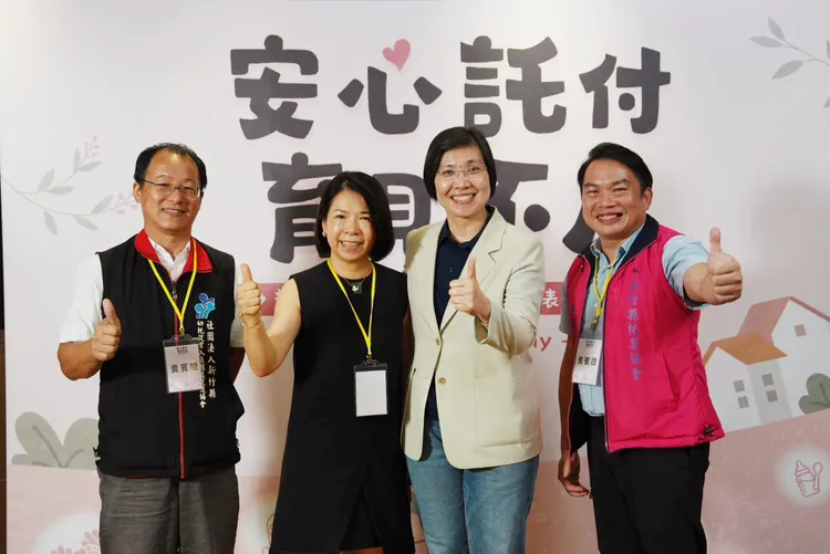 國民黨新竹縣長參選人、立委徐欣瑩22日上午受邀出席「安心託付 育見不凡」新竹縣政府115年績優托育人員表揚活動。徐欣瑩辦公室提供
