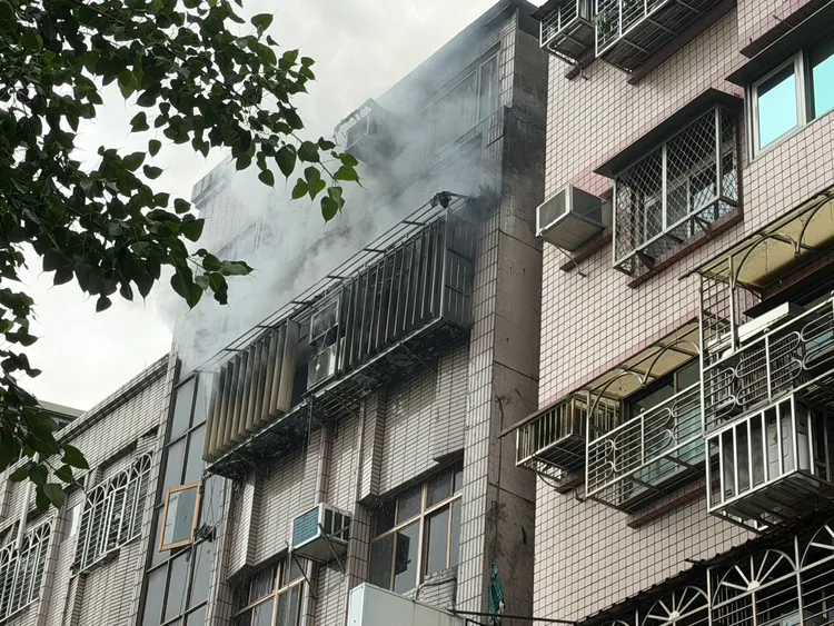 三重火警一家四口受困全送醫。翻攝畫面