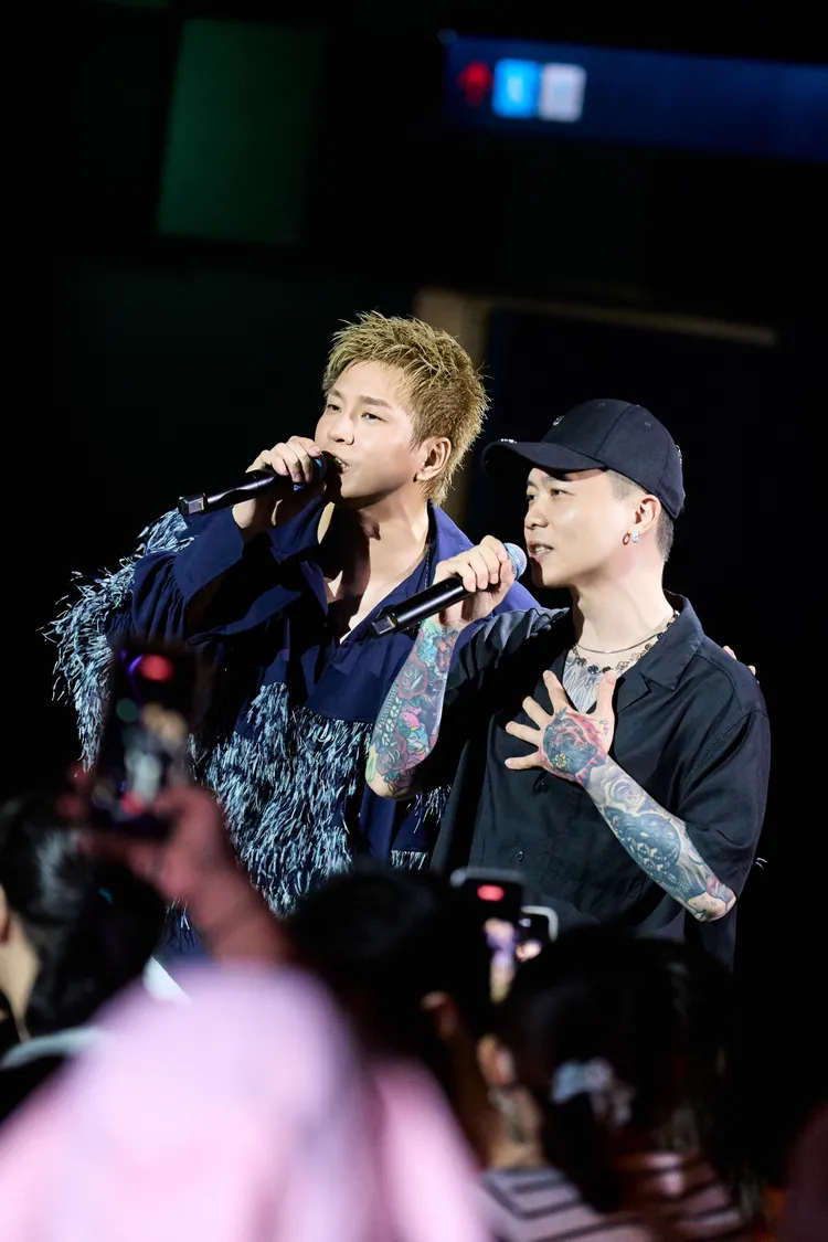 蕭景鴻（左）與蕭秉治合唱《我還是愛著你》。相信音樂提供