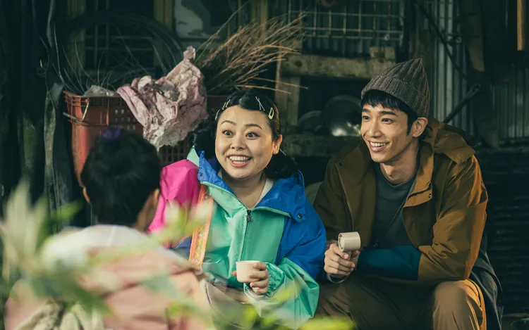 渡邊直美（左）與劉以豪（右）在電影《祖先鬼》有精彩對手戲。華映提供