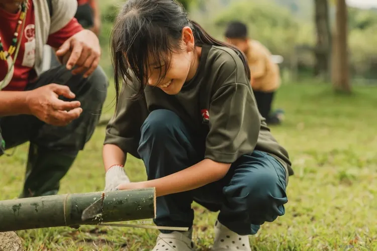 透過身體勞動，孩子逐步累積實際的感受，化作未來創作的養分。原文會提供
