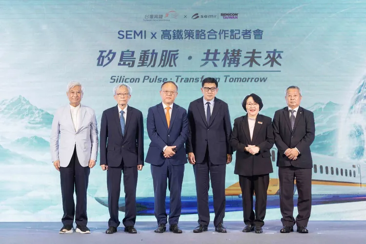 由左至右：穩懋半導體董事長陳進財、國立清華大學榮譽講座教授史欽泰、台灣高鐵公司董事長史哲、SEMI全球行銷長暨台灣區總裁曹世綸、帆宣系統董事長高新明與台灣高鐵總經理。SEMI提供