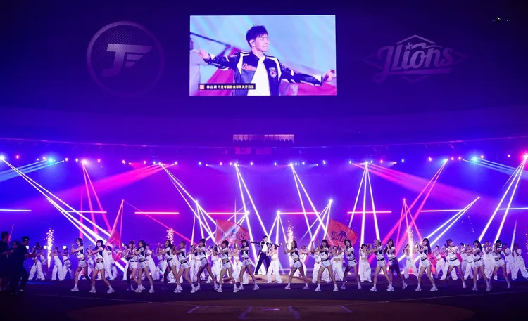 林志穎在演唱《不是每個戀曲都有美好回憶》時，更有多達80位舞者登台。吉米工作室提供