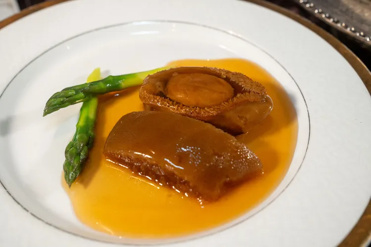 富哥見面會特製鮑魚料理「蝦子柚皮扣鮑魚」。漢來美食提供