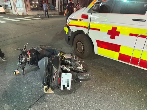 台東救護車擦撞機車　消防員騎士2人受傷送醫