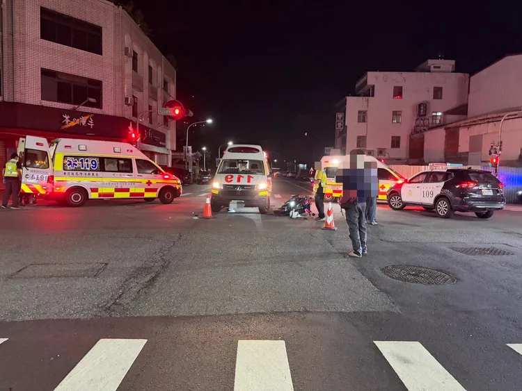 台東一輛救護車與機車發生擦撞交通事故。警方提供