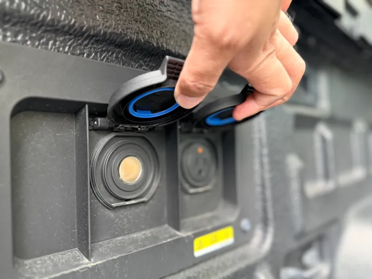 貨斗內部配置12V與120V電源插座，其中120V AC交流電插座最大支援400W輸出，露營時可供燈具、電動冰桶等低功率設備使用。林浩昇攝