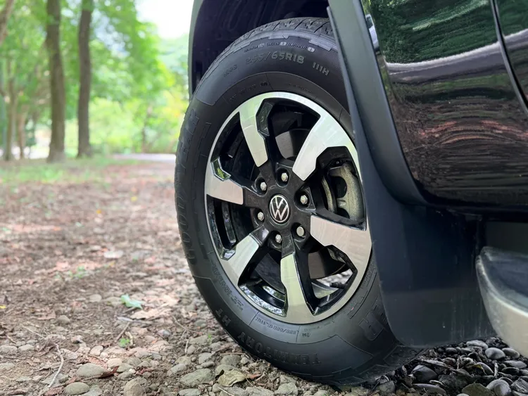 Amarok Style搭載18吋鋁圈與255/65 R18 HT道路胎，相較PanAmericana的全地形胎，更偏向一般道路使用，也有助於提升日常行駛的舒適性與靜肅性。林浩昇攝