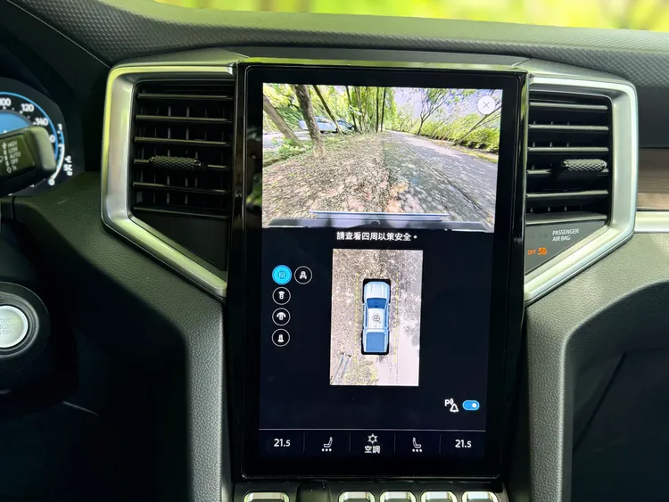 面對超過5.3公尺的車身，Amarok Style提供Area View 360度環景系統、前後停車雷達與Rear View倒車顯影，協助駕駛掌握車身周圍環境。林浩昇攝