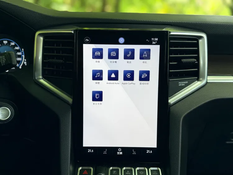 12吋直立式中控觸控螢幕提供無線Apple CarPlay、Android Auto，並搭配Harman/Kardon音響系統。林浩昇攝