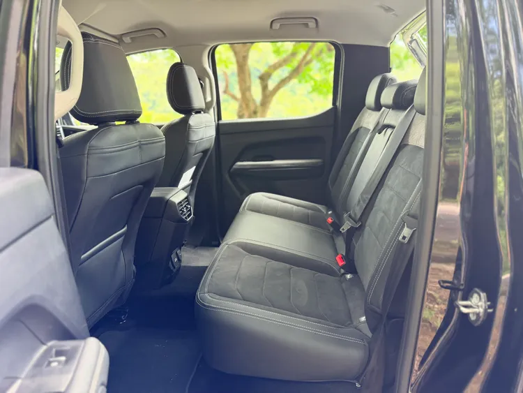 3270mm長軸距讓Amarok Style擁有相當充裕的後座乘坐空間，後座椅背也具備傾倒功能，椅墊同樣可以上掀，進一步增加車室內的載物彈性。林浩昇攝