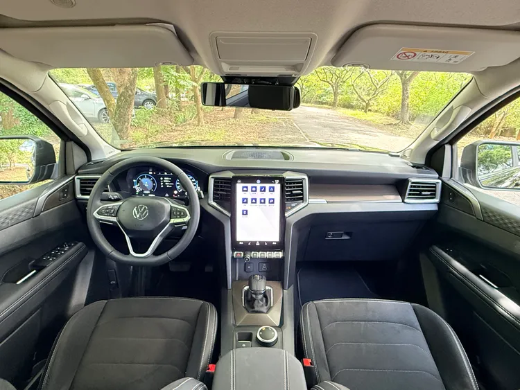 Amarok Style車艙採用偏向休旅車的設計風格，12吋直立式中控螢幕搭配實體按鍵與旋鈕操作，整體介面兼顧科技感與日常使用便利性。林浩昇攝