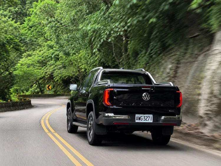 Amarok Style採用HT道路胎，搭配長軸距設定，行駛過程中的車身穩定性相當不錯，面對坑洞與起伏路面時懸吊處理也比預期細膩，呈現出比一般皮卡更接近日常休旅車的舒適性。林浩昇攝