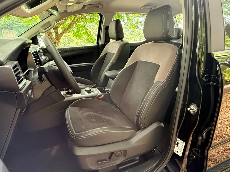 Style車型座椅採ArtVelours高級絲絨材質，駕駛座具備10向電動調整與電動腰靠，整體坐姿雖高，但操作介面與人體工學仍維持休旅車般的使用感受。林浩昇攝