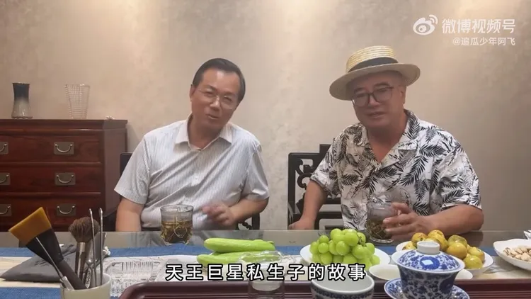 中國狗仔卓偉（左）爆料某華語天王婚前與女股東生下私生子。翻攝追瓜少年阿飛微博